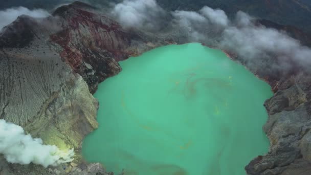 Veduta aerea del vulcano Ijen con bellissimo lago acido e gas sulfureo che va dal cratere — Video Stock