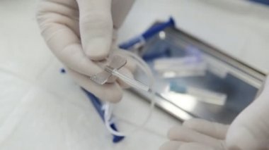 Yakın çekim doktorlar ellerinde eldiven skleroterapi yordamı önce tıp aletleri hazırlayın