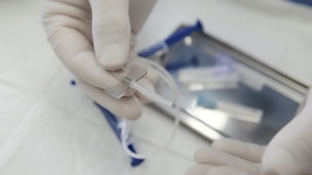 Médicos de close-up mãos em luvas preparar instrumentos médicos antes do procedimento de escleroterapia — Vídeo de Stock