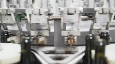 Cam şişe şampanya veya şarap fabrikası'nda otomatik konveyör satırındaki. Alkollü içecekler şişeleme tesisi.