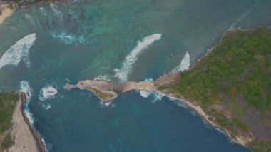 Güzel beyaz kum Atuh plaj havadan görünümü. Mavi okyanus dalgaları. Nusa Penida, Bali, Endonezya. Seyahat konsepti, görüntüleri.