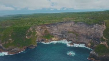 Kelingking Plajı 'nın havadan görünümü. Güzel dağlar, dalgalar ile mavi okyanus. Nusa Penida, Bali, Endonezya. Seyahat konsepti.
