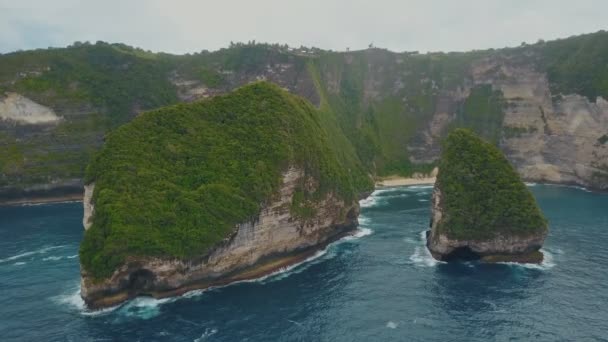 Вид с воздуха на пляж Kelingking. Красивые горы, голубой океан с волнами. Нуса Пенида, Бали, Индонезия. Концепция путешествия . — стоковое видео