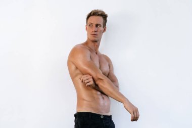 Beyaz arka planda atletik üniforma yakışıklı seksi adam portre