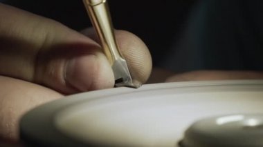 Yakın çekim, işçi bir Grindstone, yavaş hareket tırnak makas keskinleştirir. 