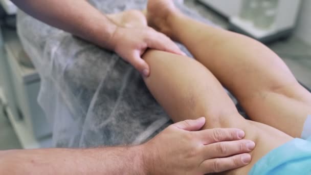 Close-up Doctor handen onderzoekt spataderen op de patiënt been vóór de werking van Sclerotherapie — Stockvideo