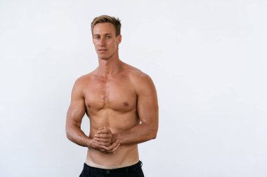 Beyaz arka plan üzerinde çıplak gövde ile seksi atletik erkek. Moda portre sportif sağlıklı adam
