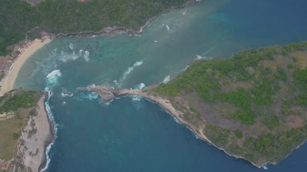 Vista aérea da bela praia Atuh. Ondas oceânicas azuis, montanhas e pequenas ilhas . — Vídeo de Stock