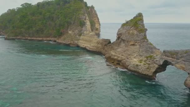 Vista aérea da bela praia Atuh. Ondas oceânicas azuis, montanhas e pequenas ilhas . — Vídeo de Stock