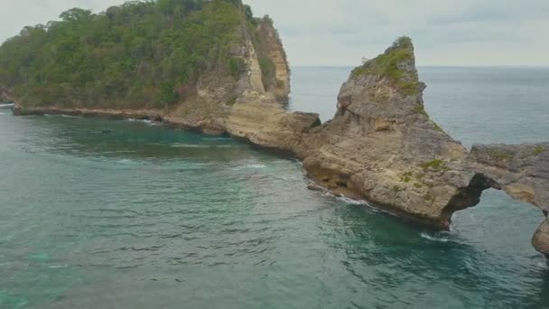 Vue aérienne de la belle plage d'Atuh. Vagues bleu océan, montagnes et petites îles . — Video