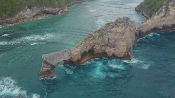 Vista aérea da bela praia Atuh. Ondas oceânicas azuis, montanhas e pequenas ilhas . — Vídeo de Stock