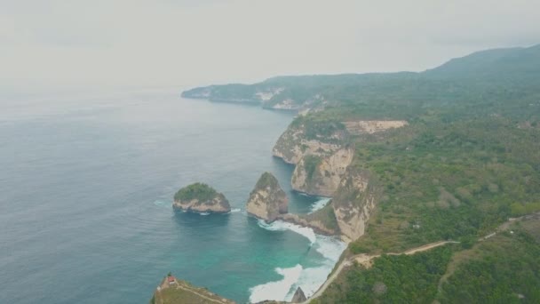 Luchtfoto van het prachtige Julie strand. Blauwe oceaan golven, bergen en kleine eilanden. — Stockvideo