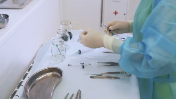 Close-up Nurse hands in steriele handschoenen bereidt medische instrumenten voor Sclerotherapie chirurgie — Stockvideo