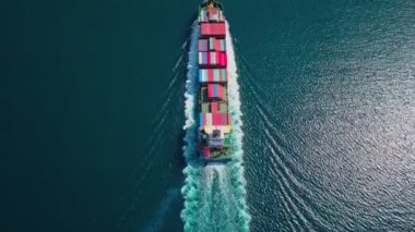 Denizdeki ultra büyük konteynır gemisinin havadan çekilmiş görüntüleri.