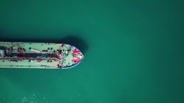 Güneşli bir gün su üzerinde tanker gemisi hava görüntüleri, üstten aşağı görünümü