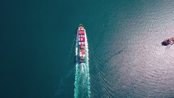 Letecký záznam ultra velké kontejnerové lodi na moři, shora dolů pohled — Stock video