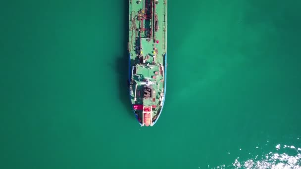 Imágenes aéreas del buque cisterna en el agua en un día soleado, vista de arriba hacia abajo — Vídeos de Stock