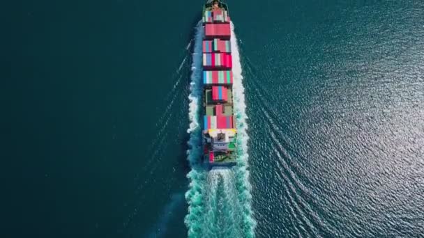 Снимок сверхбольшого контейнерного судна в море, вид сверху вниз — стоковое видео