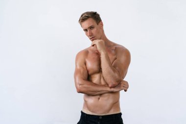 Beyaz arka plan üzerinde çıplak gövde ile seksi atletik erkek. Moda portre sportif sağlıklı adam