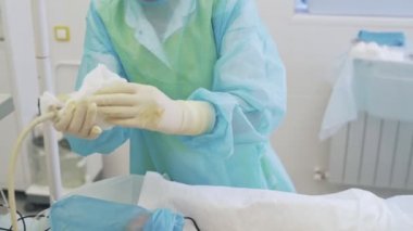 Yakın yukarı hemşire eller skleroterapi işlemi sırasında ultrason cihazı dezenfekte