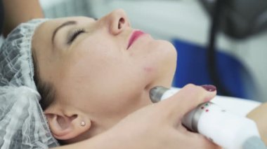 Kozmetoloji kliniğinde yüz nemlendirici, anti-aging ve kaldırma prosedürü nde yakın çekim genç kadın