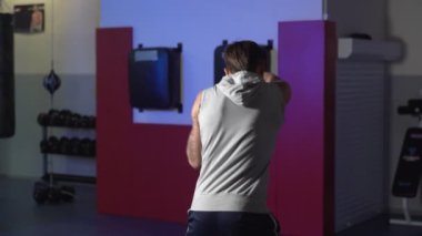 Yavaş çekim, spor salonunda arka görüş adam boksör eğitimi, gölge mücadele.