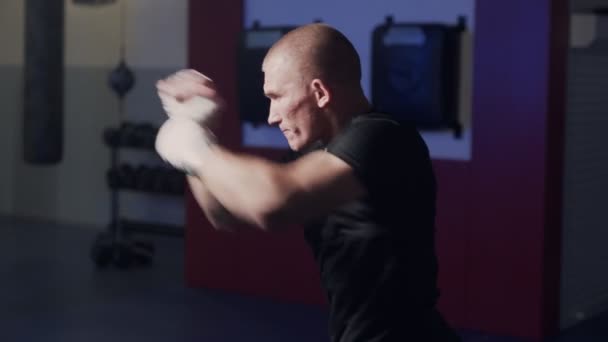 체육관에서 워밍업 하는 복서 남자, 슬로우 모션으로 훈련 과정의 측면 보기. — 비디오