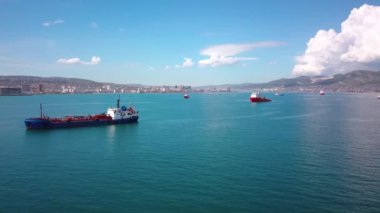 Güneşli bir gün su üzerinde tanker gemileri hava görüntüleri, geniş açı görünümü