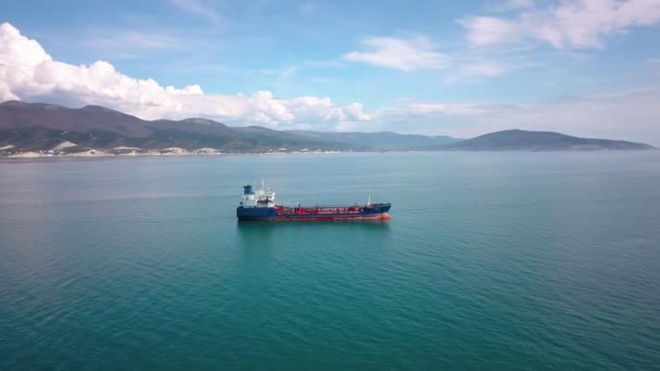 Images aériennes des navires-citernes sur l’eau par jour ensoleillé, vue grand angle — Video