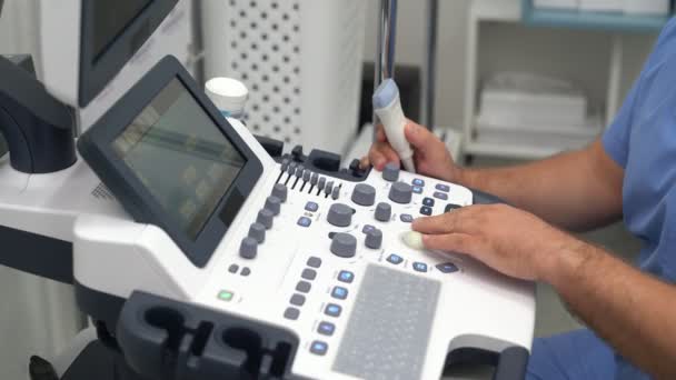 Zavřít ruku doktorky tlačítka a pracovat na ultrazvukovém zařízení. — Stock video