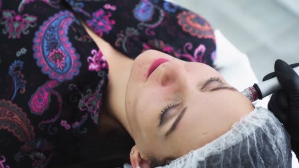 Primer plano manos cosmetólogas hace procedimientos para la limpieza hidro facial y peeling en la cara de la mujer — Vídeo de stock