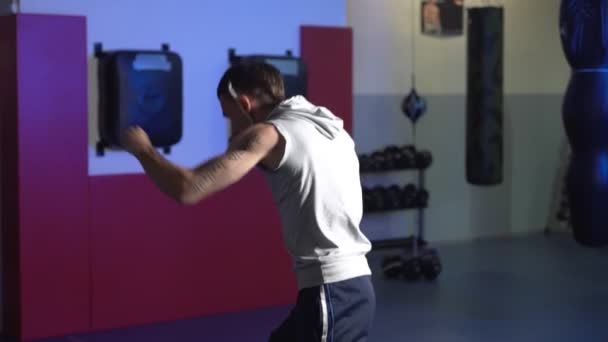 Slow-motion, low-light cena homem boxeador formação no ginásio, luta sombra . — Vídeo de Stock