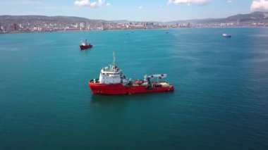 Güneşli bir gün su üzerinde tanker gemileri hava görüntüleri, geniş açı görünümü