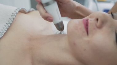 Klinikte nemlendirici, kaldırma, gençleştirme prosedürü, yavaş hareket kadın boynunun yakın çekim kısmı