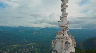 Sri-Lanka'daki Ambuluwawa tapınağının havadan görünümü, yeşil dağlarla güzel manzara