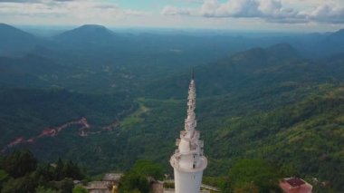 Sri-Lanka'daki Ambuluwawa tapınağının havadan görünümü, yeşil dağlarla güzel manzara