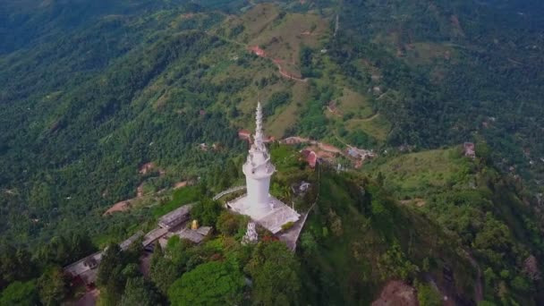 Sri-Lanka'daki Ambuluwawa tapınağının havadan görünümü, yeşil dağlarla güzel manzara — Stok video