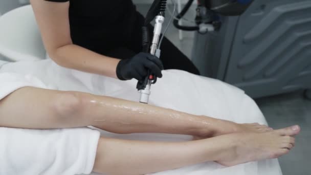 Procedura di depilazione laser in clinica di bellezza, gambe di donna ravvicinate durante l'epilazione, rallentamento . — Video Stock