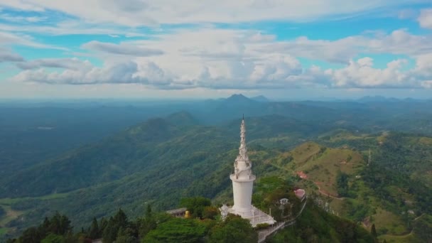 Luftaufnahme des Ambuwawa-Tempels in Sri Lanka, wunderschöne Landschaft mit grünen Bergen — Stockvideo