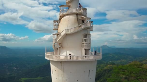 Vue aérienne du temple d'Ambuluwawa au Sri-Lanka, beau paysage avec des montagnes vertes — Video