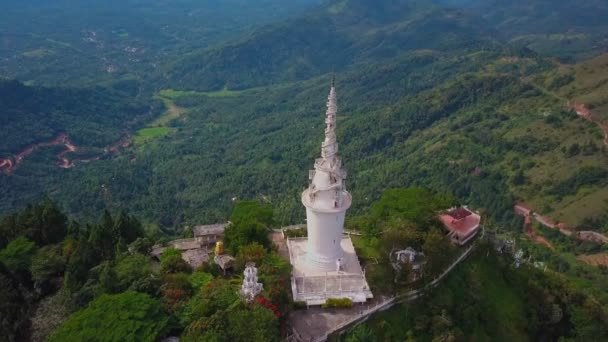 Luchtfoto van Ambuluwawa-tempel in Sri Lanka, prachtig landschap met groene bergen — Stockvideo