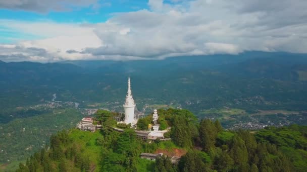 Vista aérea do templo Ambuluwawa no Sri Lanka, bela paisagem com montanhas verdes — Vídeo de Stock