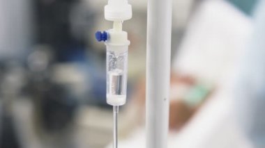 Tıbbi damlalık ilaç, intravenöz infüzyon ile kapatın. Sıvı tuzlu yavaş damlama
