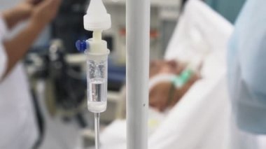 Tıbbi damlalık ilaç, intravenöz infüzyon ile kapatın. Sıvı tuzlu yavaş damlama