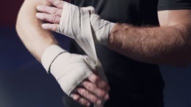 Yakın çekim, boksör dövüşöncesi elastik bandajile el sarma, yavaş hareket
