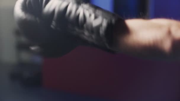 スローモーション、ジムでのボクシンググローブトレーニングでボクサーの手をクローズアップ、影の戦い. — ストック動画