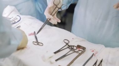 Asistan ellerin yakın tıbbi kelepçe hazırlamak ve hastanede ameliyat sırasında doktora vermek