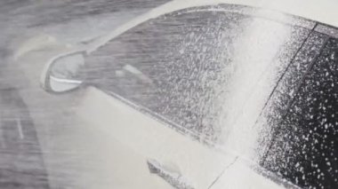 Araba yıkama işlemi. Köpük deterjan ı makineyi kaplar, kirden temizler. Yavaş çekim