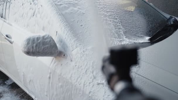 Proces mycia samochodu na samoobsługi, pieniący się detergent z wysokim ciśnieniem zmyć brud. Zwolnionym — Wideo stockowe