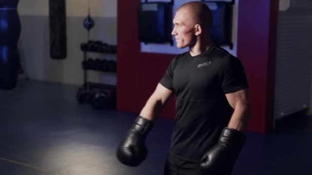 Fighter gör övningar, värmer muskler i armarna och förbereder sig för strid, slow motion — Stockvideo